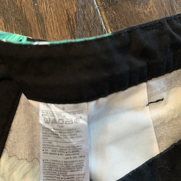 Old Navy Floral Print Women's Shorts size 8 - Picture 5 of 6